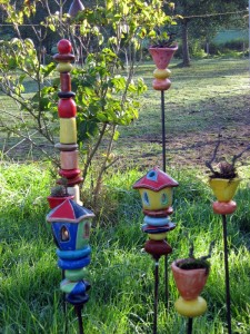 Hauswurztöpfe, Gartenstäbe und Lichthäuser
